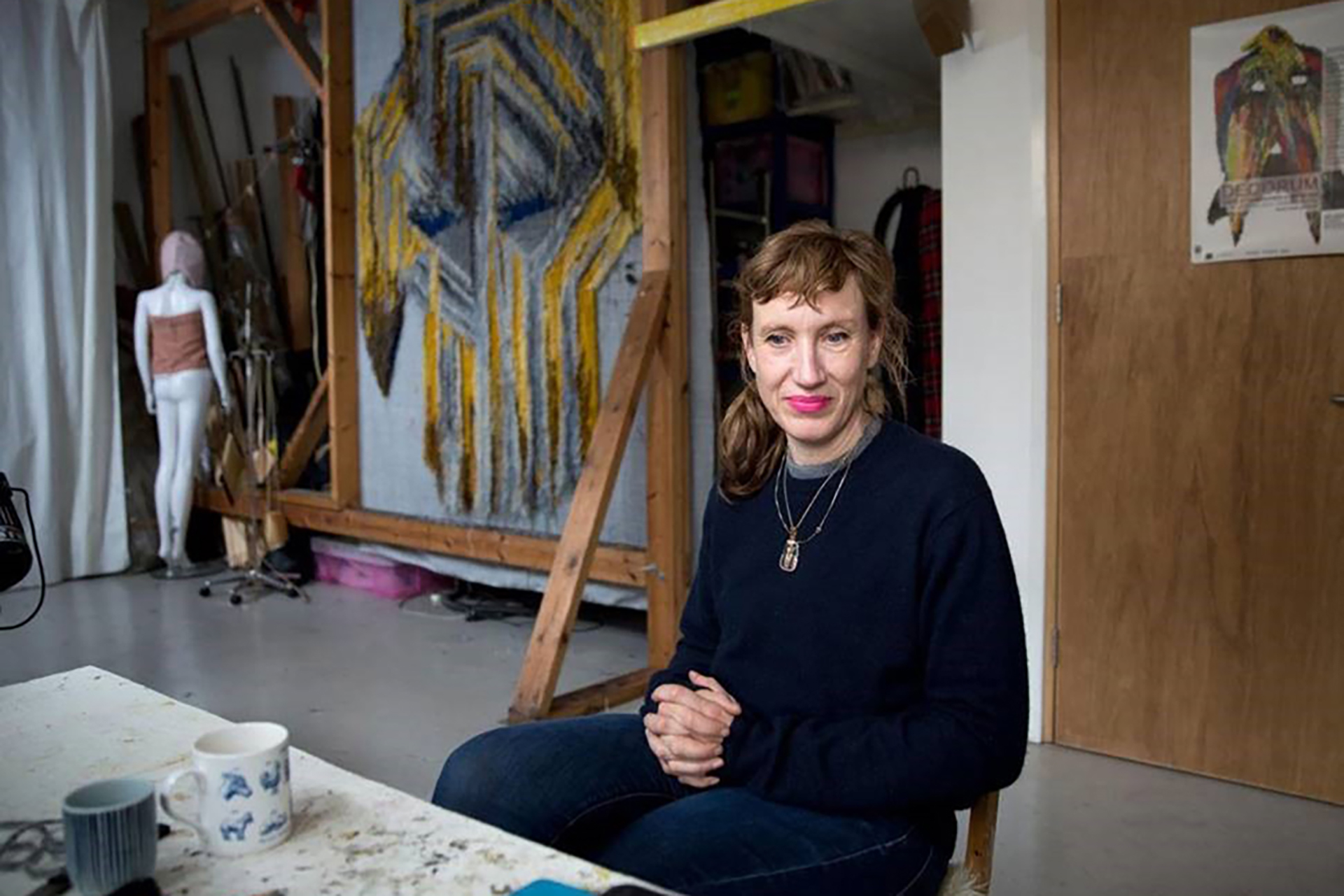 Caroline Achaintre sitzt in ihrem Atelier