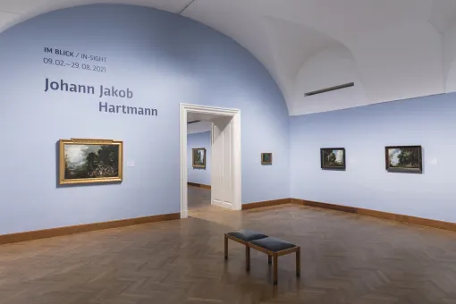 Foto in der Ausstellung, leerer Raum, barocke Bilder an der Wand