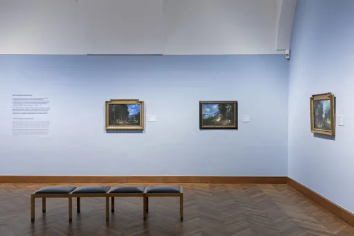Foto in der Ausstellung, leerer Raum, barocke Bilder an der Wand
