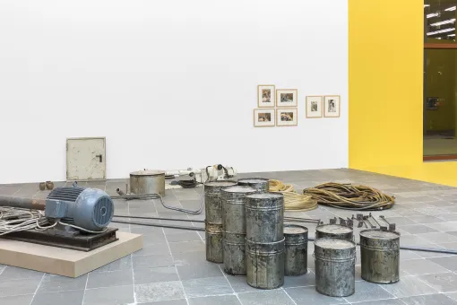 Ausstellungsraum mit technischen Objekten