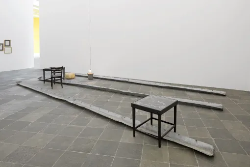 Ausstellungsraum mit Blechobjekten und Tisch