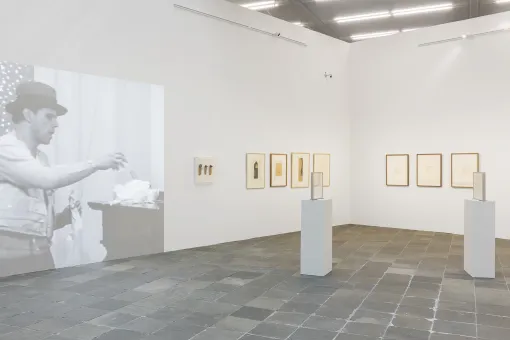 Ausstellungsraum mit abstrakten Objekten