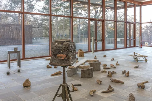 Ausstellungsraum mit abstrakten Objekten