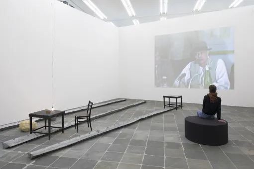 Ausstellungsraum mit abstrakten Objekten