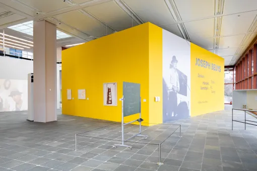 Ausstellungsraum mit Kunstobjekten