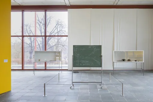 Ausstellungsraum mit Kunstobjekten