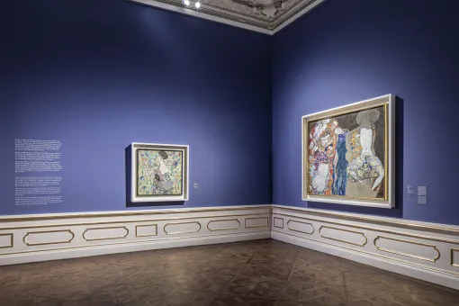Barocker Raum mit Bildern an mittelblauen Wand