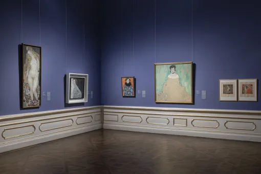 Barocker Raum mit Bildern an mittelblauen Wand