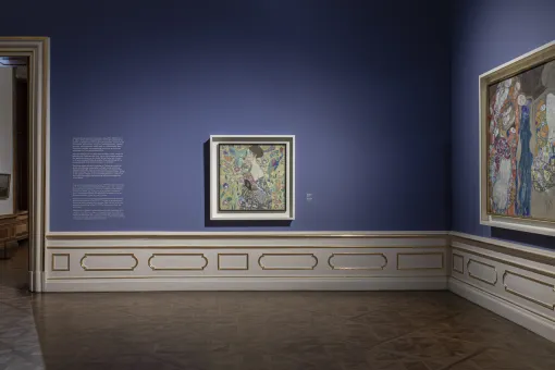 Barocker Raum mit Bildern an mittelblauen Wand