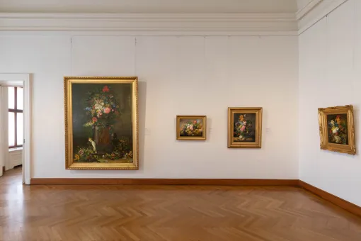 Ausstellungsraum mit Biedermeier-Gemälden an der Wand