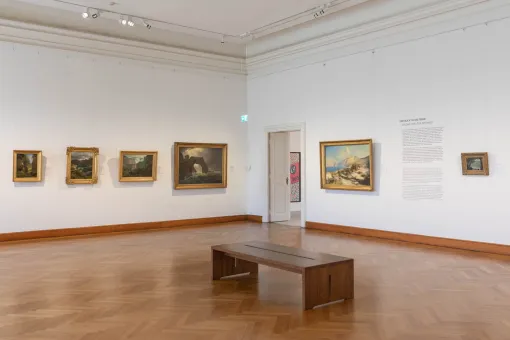 Ausstellungsraum mit Biedermeier-Gemälden an der Wand