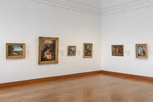 Ausstellungsraum mit Biedermeier-Gemälden an der Wand