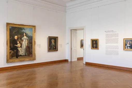 Ausstellungsraum mit Biedermeier-Gemälden an der Wand