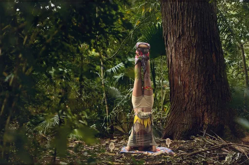 Frau macht einen Handstand im Wald