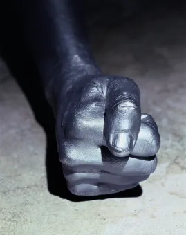 Skulptur aus Edelstahl, Detailaufnahme zeigt Faust