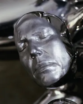 Skulptur aus Edelstahl, Detailaufnahme zeigt Gesicht mit geschlossenen Augen