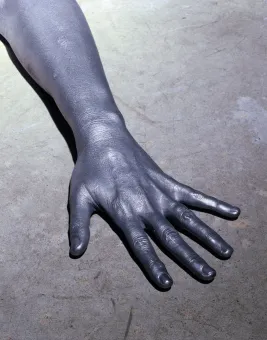 Skulptur aus Edelstahl, Detailaufnahme einer Hand