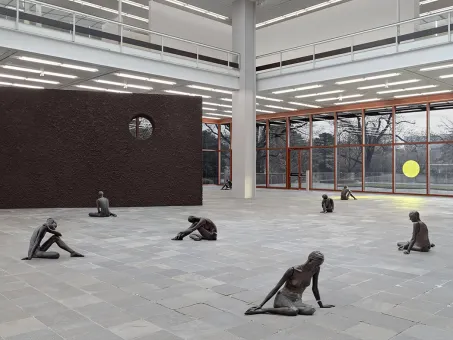 Ausstellungsansicht Ugo Rondinone im Erdgeschoss des Belvedere 21