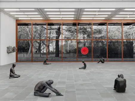 Ausstellungsansicht Ugo Rondinone im Erdgeschoss des Belvedere 21