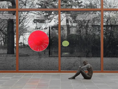Ausstellungsansicht Ugo Rondinone im Erdgeschoss des Belvedere 21