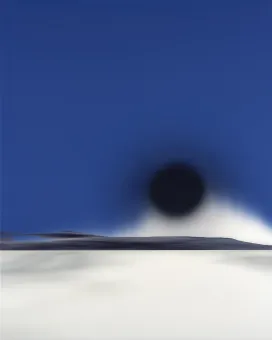 Blauer Hintergrund mit schwarzer Sonne