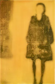 Verschwommene Ganzkörperfotografie einer Frau im Kleid