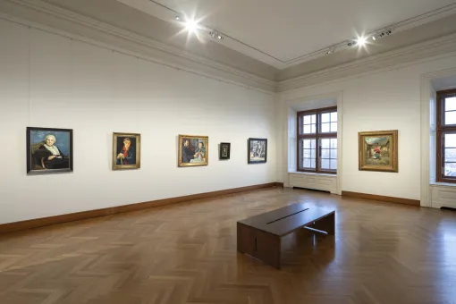 Ausstellungsraum, realistische Bilder an weißen Wänden