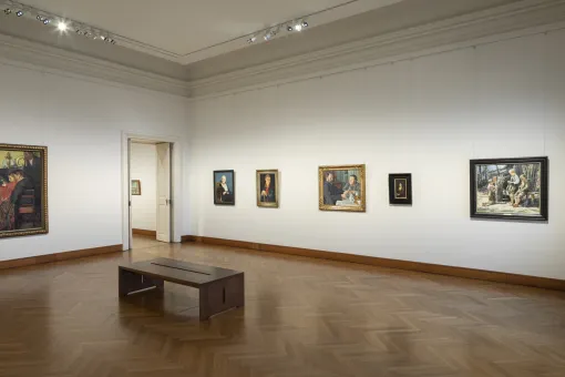 Ausstellungsraum, realistische Bilder an weißen Wänden