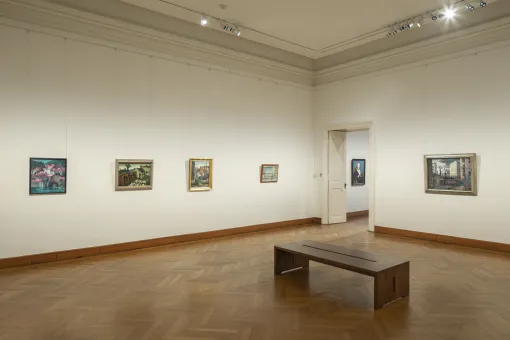 Ausstellungsraum, realistische Bilder an weißen Wänden