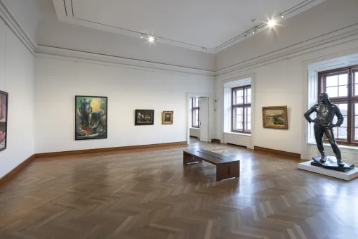 Ausstellungsraum, realistische Bilder an weißen Wänden
