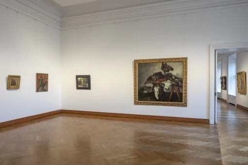 Ausstellungsraum, realistische Bilder an weißen Wänden