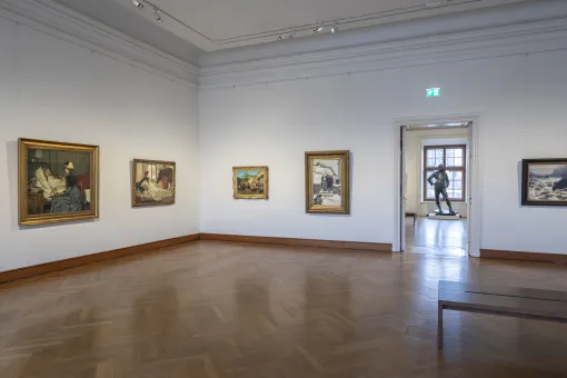 Ausstellungsraum, realistische Bilder an weißen Wänden