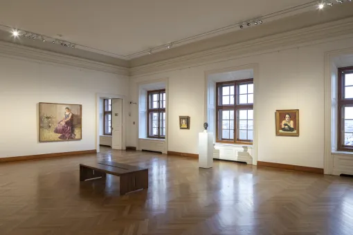 Ausstellungsraum, realistische Bilder an weißen Wänden
