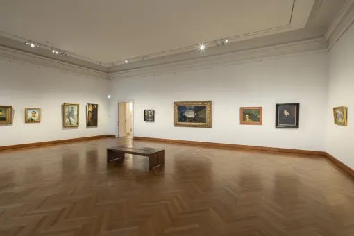 Ausstellungsraum, realistische Bilder an weißen Wänden