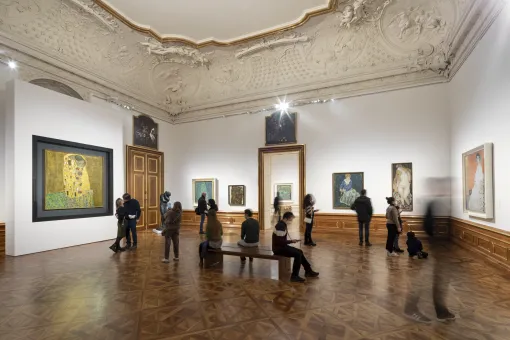 Ausstellungsraum mit Bildern von Gustav Klimt.