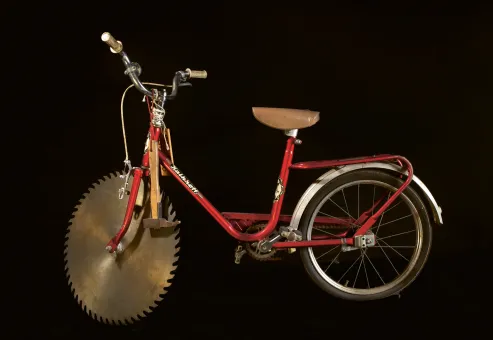 Kinderfahrrad mit Sägeblatt und zwei Hacken