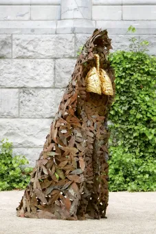 Bronzeskulptur von Lorbeerblättern und einer goldenen Lunge