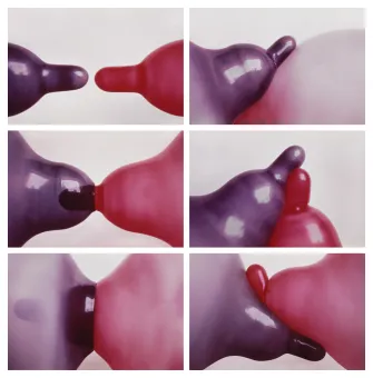 Farbfotografie von zwei farbigen Latexschnullern
