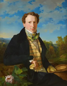 Der Mann auf dem Bild sitzt in einer leicht seitlichen Position. Er trägt einen Anzug mit einer Weste und einem Gehrock. Sein Gesicht hat einen freundlichen Ausdruck, und er hat lockige Haare. In seiner rechten Hand hält er einen Hut und die linke Hand ist auf seinem Bein abgelegt. Im Hintergrund ist eine Landschaft mit Bäumen und Hügeln sowie ein wolkiger Himmel zu sehen. Eine Blume ist im Vordergrund platziert. [KI-generiert mit ChatGPT]