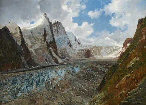 Das Bild zeigt eine alpine Landschaft mit hohen Bergen und Gletschern. Im Vordergrund erstreckt sich ein Gletscher, der sich durch das Tal schlängelt. Auf der linken Seite sind steile Felsformationen zu sehen, während der Hintergrund von schneebedeckten Gipfeln geprägt ist. Der Himmel ist mit Wolken durchzogen. [KI-generiert mit ChatGPT]