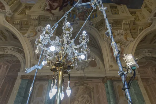 Mobile Lichtskulptur von Marina Faust im Carlone-Saal