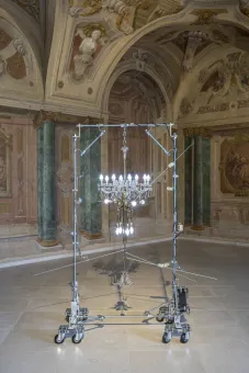 Mobile Lichtskulptur von Marina Faust im Carlone-Saal