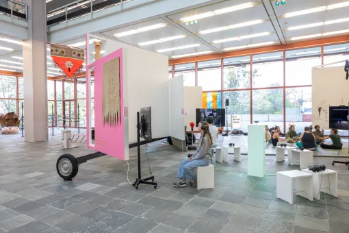 Ausstellungsansicht "Über das Neue Wiener Szenen und darüber hinaus"