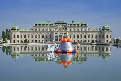 Skulptur von Goshka Macuga im Teich vor dem Oberen Belvedere