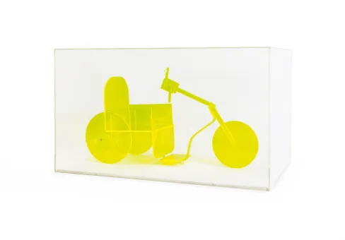Rollstuhl aus gelben Plexiglas
