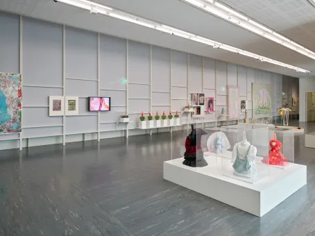 Ausstellungsansicht "Renate Bertlmann. Fragile Obsessionen" im Belvedere 21