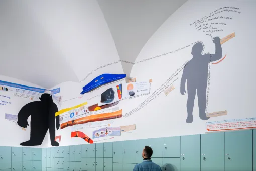 Installationsansicht der Collagen von Bild- und Textausschnitten des Künstlers Nedko Solakov im Garderobenraum des Oberen Belvedere