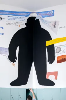Installationsansicht der Collagen von Bild- und Textausschnitten des Künstlers Nedko Solakov im Garderobenraum des Oberen Belvedere