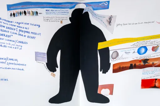 Installationsansicht der Collagen von Bild- und Textausschnitten des Künstlers Nedko Solakov im Garderobenraum des Oberen Belvedere