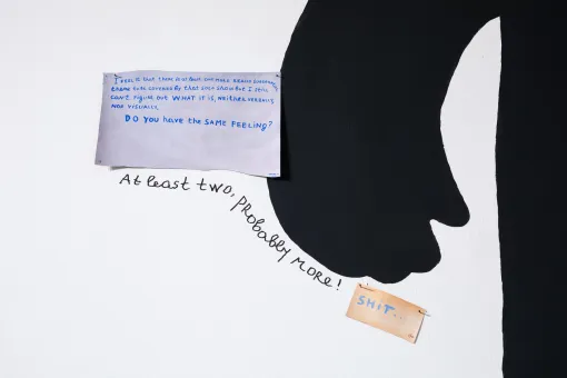 Installationsansicht der Collagen von Bild- und Textausschnitten des Künstlers Nedko Solakov im Garderobenraum des Oberen Belvedere